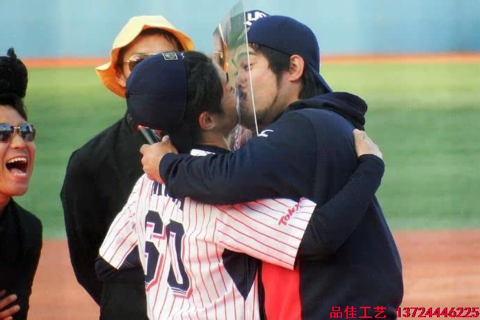 亞克力之吻，搞笑的亞克力接吻